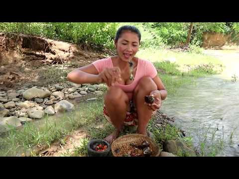Survival skills: Steam snail on clay for food near river flow - Cooking snails eating delicious Video