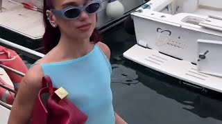 Dua Lipa arrive au défilé Jacquemus, assortie au ciel bleu de Capri