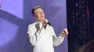 Nick Carter sings Hurts To Love You for the first time live