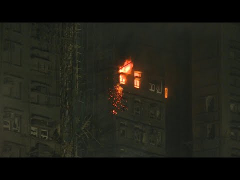 Video | Hong Kong fire: emergency services still at work on the smoking towers | AFP