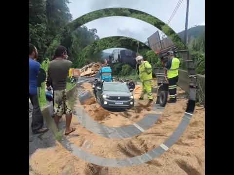 ACIDENTE CARRETA  CARREGADA DE MADEIRAS EM MIRACATU SENTIDO NORTE 365 NA BR 116