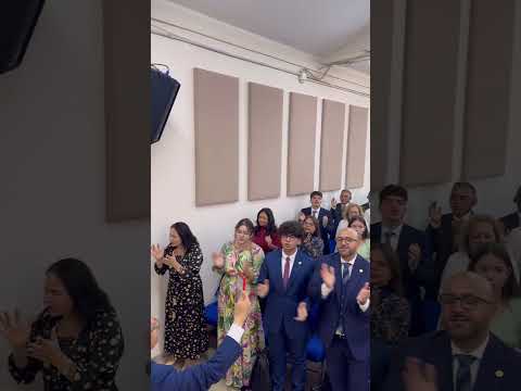 Los hermanos de la Iglesia en Roma, Italia glorificando a Dios en el idioma italiano.