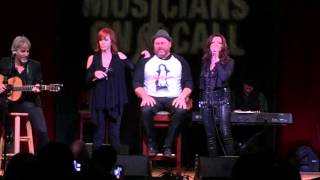 Reba McEntire &amp; Martina McBride Perform &quot;Does He Love You?&quot;