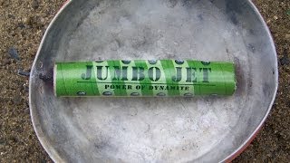 Взрыв петарды Jumbo Jet в кастрюльке / Explosion petardy Jumbo Jet