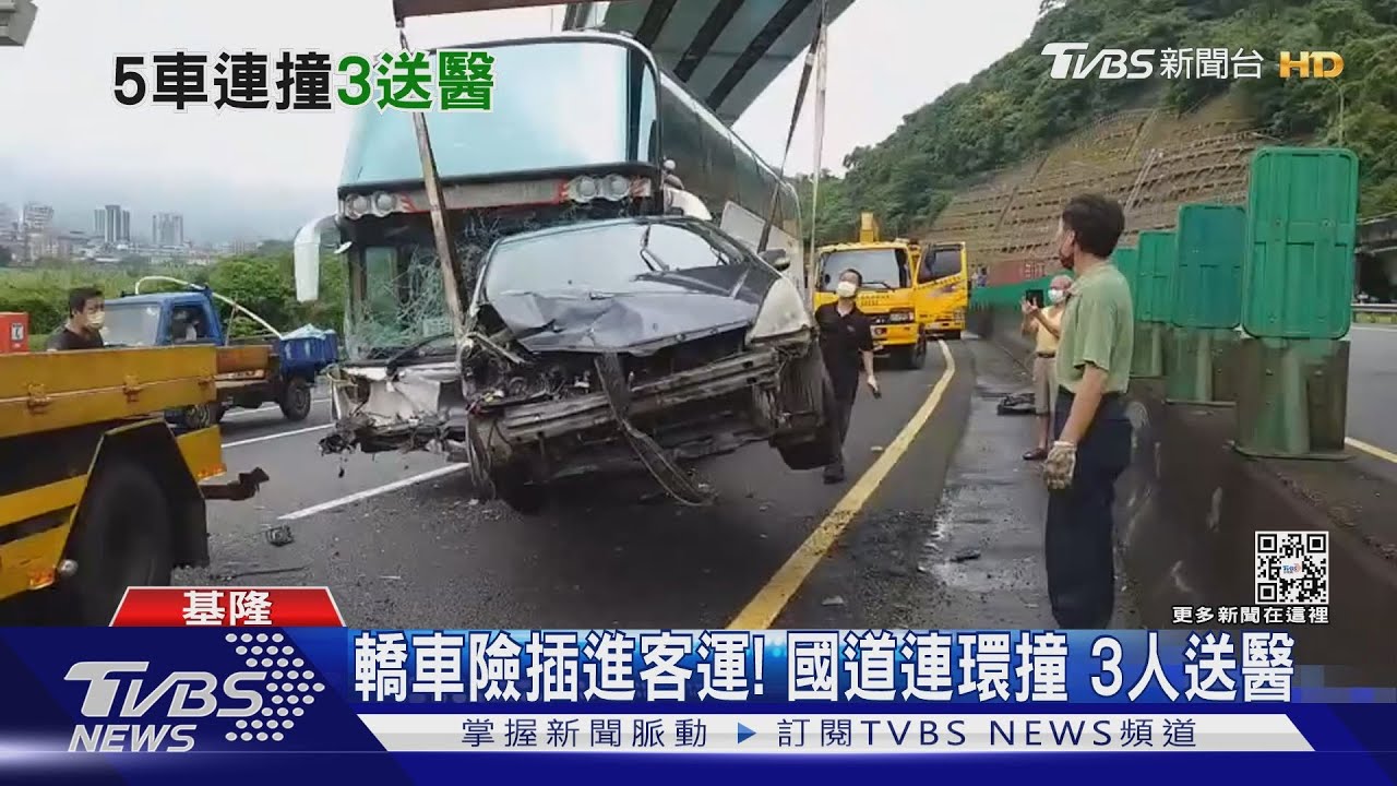 轎車險插進客運!國道連環撞 3人送醫
