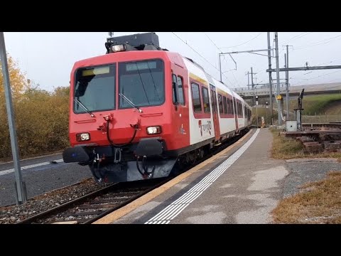 Arrivée de la RBDe 560 domino Travys avec une voiture '' innova " et un ABt l'ancienne gare du Day
