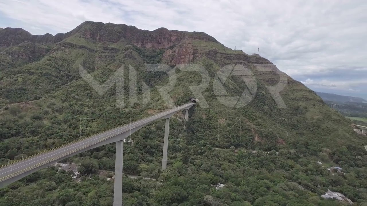 Viaducto emergiendo de túnel