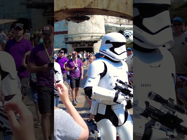 Vídeo relacionado con Star Wars - Juego de salero y pimentero con licencia oficial de Disney Stormtrooper y Darth Vader para decoración de cocina y hogar, regalo de inauguración de la casa para fanáticos de las películas,