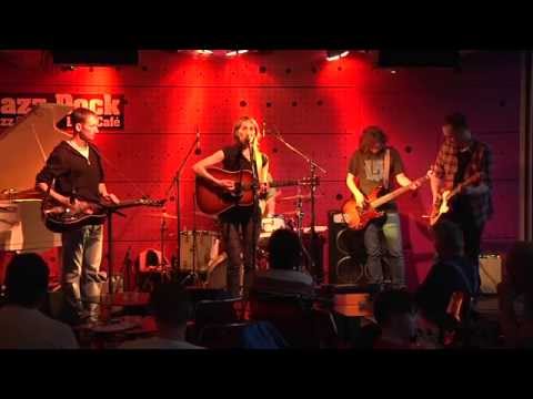 Eliška Walsh - Eliška Walsh - Under the Table (Maggie Walters cover)