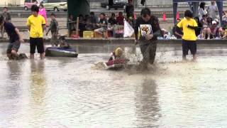preview picture of video 'まるがめどろんこまつり2012（1）親子そり【Marugame mud festival】'
