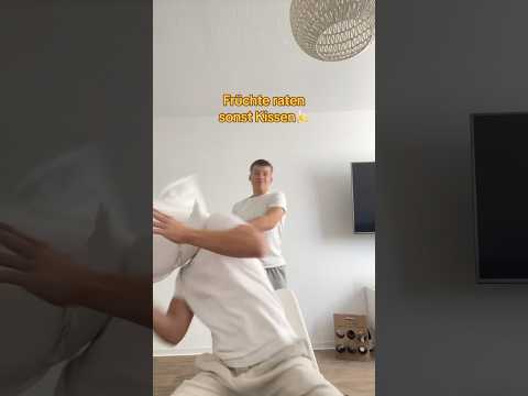 Kissenchallenge Früchte 🍇 🥳 mit Consti & Deik 🙋🏽‍♂️🙋🏻‍♂️🐓 #funny #lustig #challenge #kissen