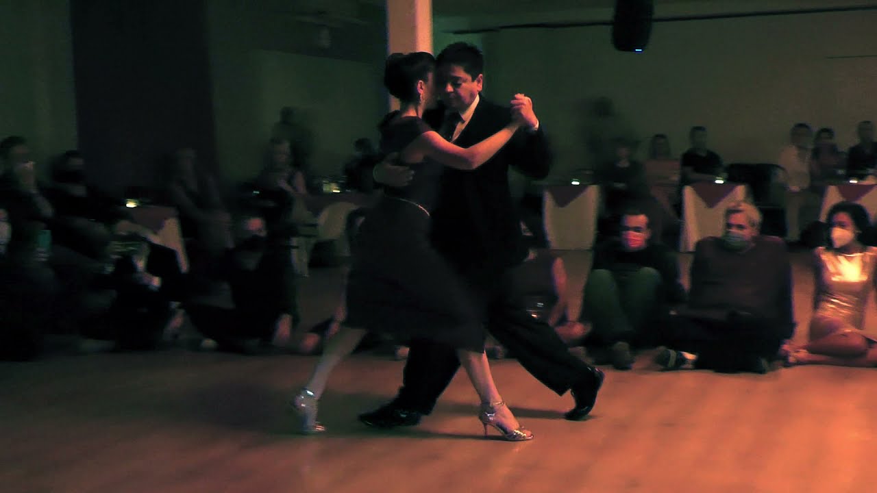 Video thumbnail for Carlos Espinoza & Agustina Piaggio, Milonguero viejo (NeapolisInTango, 1/4)
