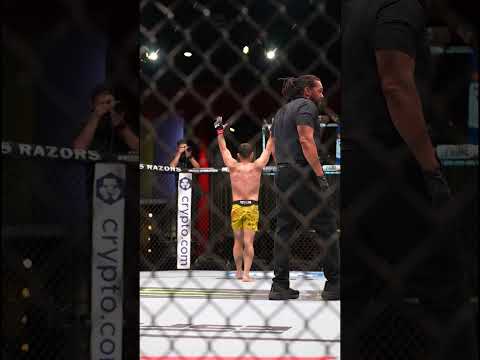 Carlos Vera gets the TAP 🚨 #ufcvegas104