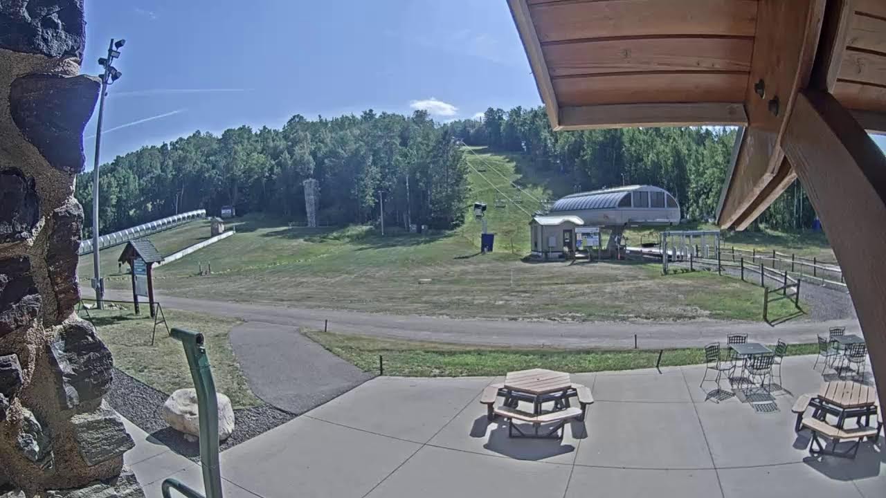 Live webcam view of Terraza del Chalet en Giants Ridge