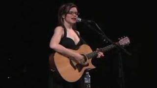 Lisa Loeb performing &quot;Sandalwood&quot;