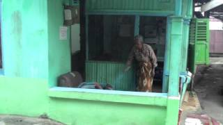 Download lagu LUCU..!! ORANG GILA VS NENEK-NENEK mp3