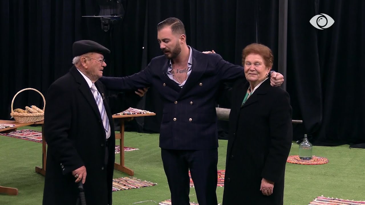 Romeo takon gjyshërit, shpërthen në lot teksa afrohet t'i përqafojë