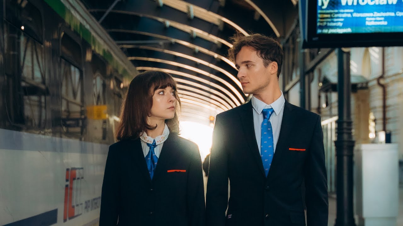 „Poprosimy o bilety do kontroli”. Kwiat Jabłoni w roli konduktorów!