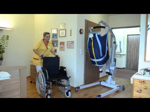 Prolift A222- Einsatz im Alltag- Hebesituation aus dem Rollstuhl in mit dem High Support Sling