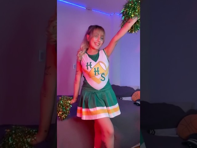 Vídeo relacionado con Funidelia | Disfraz de animadora Hawkins Stranger Things 4 mujer Netflix, Once (Eleven) - Disfraz para adultos y divertidos accesorios para Fiestas, Carnaval y Halloween - Talla L - Verde
