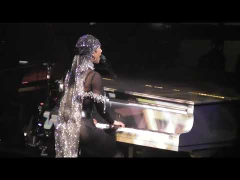 Alicia Keys - Girl On Fire / Superwoman @ Barcelona