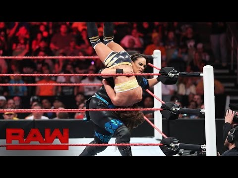 Nia Jax vs. ein lokales Talent: Raw, 25. Juli 2016