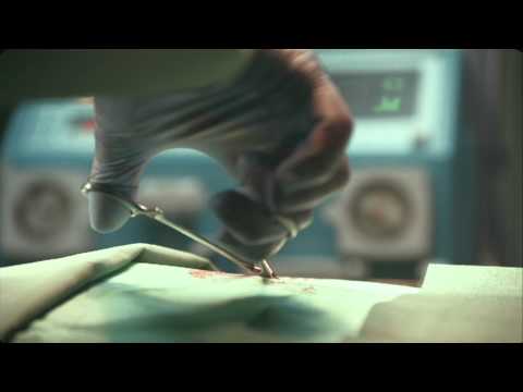 Svensk reklamfilm spelar kirug och en grå kontorsman!