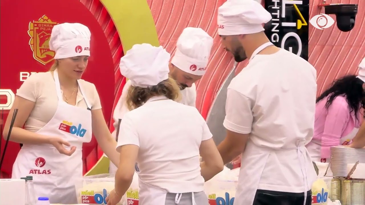 “Ti bëj tepsitë me vaj, ti hap brumin, ti...”/ Vijon përgatitja e picave nga banorët