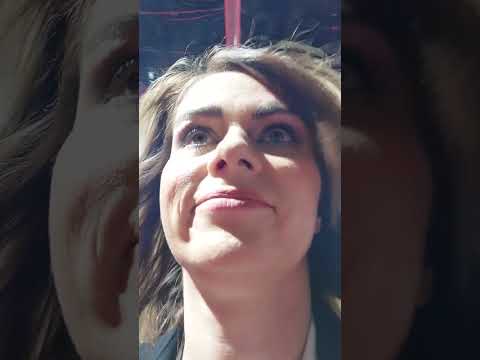 Nora Tschirner von Star Interviewer Schmitty Extreme belagert - Steven Gätjen