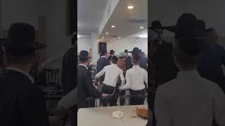 טוביה פרידמן - כולם אהובים (הזמר טוביה פרידמן) - התמונה מוצגת ישירות מתוך אתר האינטרנט יוטיוב. זכויות היוצרים בתמונה שייכות ליוצרה. קישור קרדיט למקור התוכן נמצא בתוך דף הסרטון