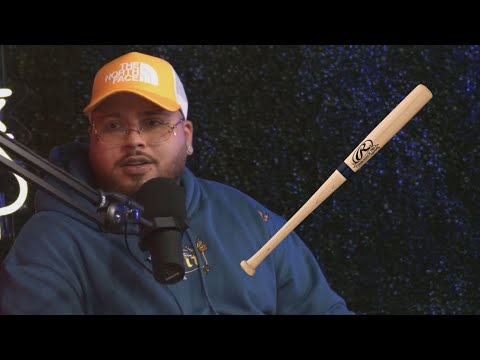 Totoy El Frío le da batazos a una persona