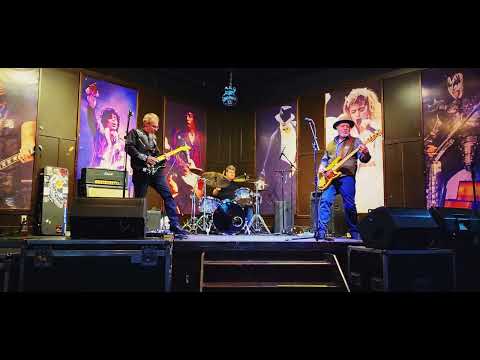 Tres Hombres | Waiting for the Bus | Briton Tavern