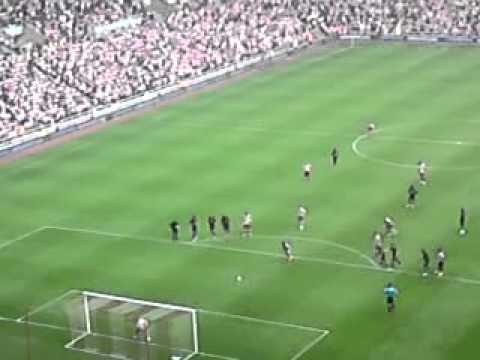 stephane sessegnon scoring a penalty for sunderland