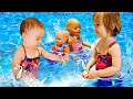 Jeux à la piscine. Bianca et Marta nagent et jouent avec poupons Baby Born.
