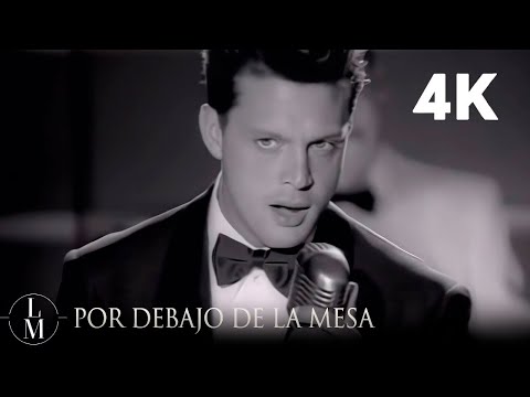 Por debajo de la mesa