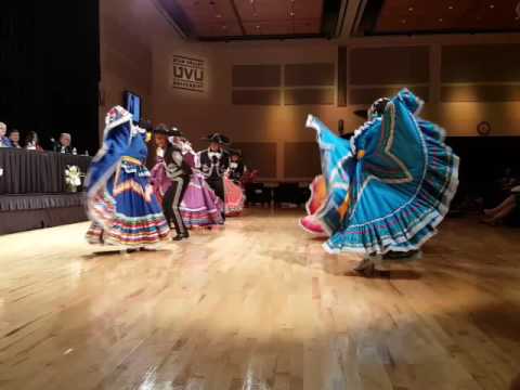The Mexican Hat Dance (El Jarabe Tapatío) Latin dance. lo hicieron bellamente. Viva Mexico!