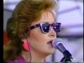 Bonnie Raitt - I Can't Help Myself (Farm Aid 85) - BebingtonGirl Bonnie Raitt - I Can't Help Myself (Farm Aid 85)
