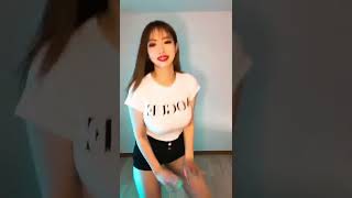 タイトなチビTとぷるぷるダンスのギャル可愛いちゃん