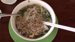 preview picture of video 'Typical Breakfast in Cambodia #3 (Suong Town) - Seafood Noodle Soup'