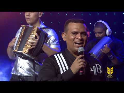 Eras Diferente - Erick escobar & Adelmis cadena ( En vivo )