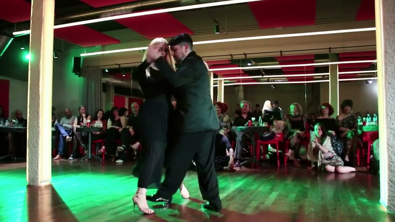 Video thumbnail for Ariadna Naveira y Fernando Sánchez - Pedro Laurenz - Barrio Tranquilo