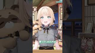 お気に入りのシールをお腹に貼るござる