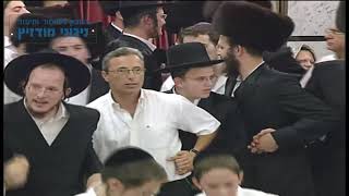 מודז'יץ - ריקוד "יהי החודש הזה" לרבינו ה"אמרי אש" מושר בהקפות שניות במודז'יץ תש"ע
