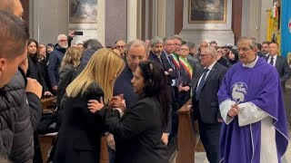 I funerali del piccolo Domenico: l'abbraccio in chiesa tra la mamma e la premier Meloni