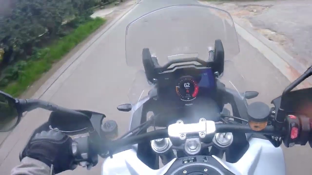 Waterloo road Tiger 1200 GT sur une route de merde