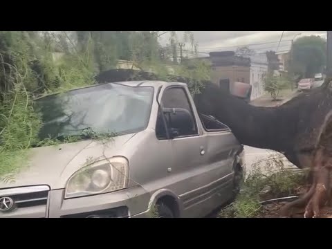 FORTE TEMPORAL FAZ MUITOS ESTRAGOS  E VIRA CAMINHÃO NO RIO GRANDE DO SUL 