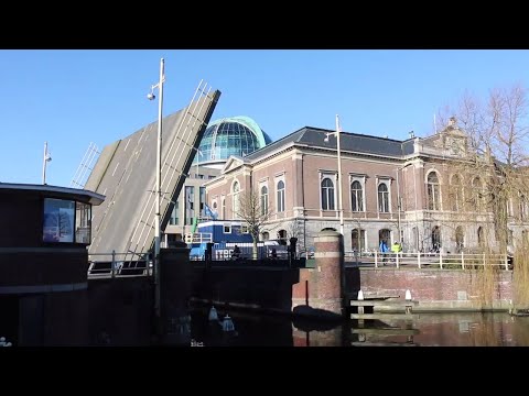 Verkeer binnenstad Leeuwarden gestremd door defecte brug.