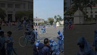Download lagu TBBAT - Kota Tua Old Town Jakarta Indonesian school children riding Dutch bikes on break from museum mp3 Download lagu TBBAT - Kota Tua Old Town Jakarta Indonesian school children riding Dutch bikes on break from museum mp3