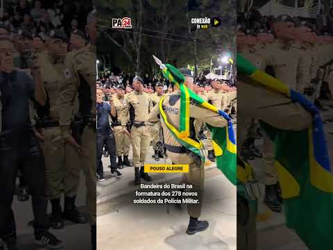 Bandeira do Brasil na formatura dos 278 novos soldados da Polícia Militar.
