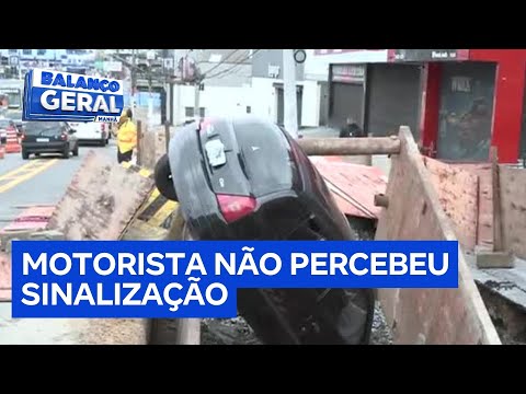 Carro cai em buraco de obra na zona leste de São Paulo